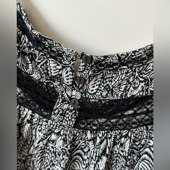 B&W Cold Shoulder Tee - Picture 5 of 5